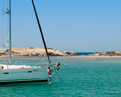 Halte baignade dans une crique déserte.
